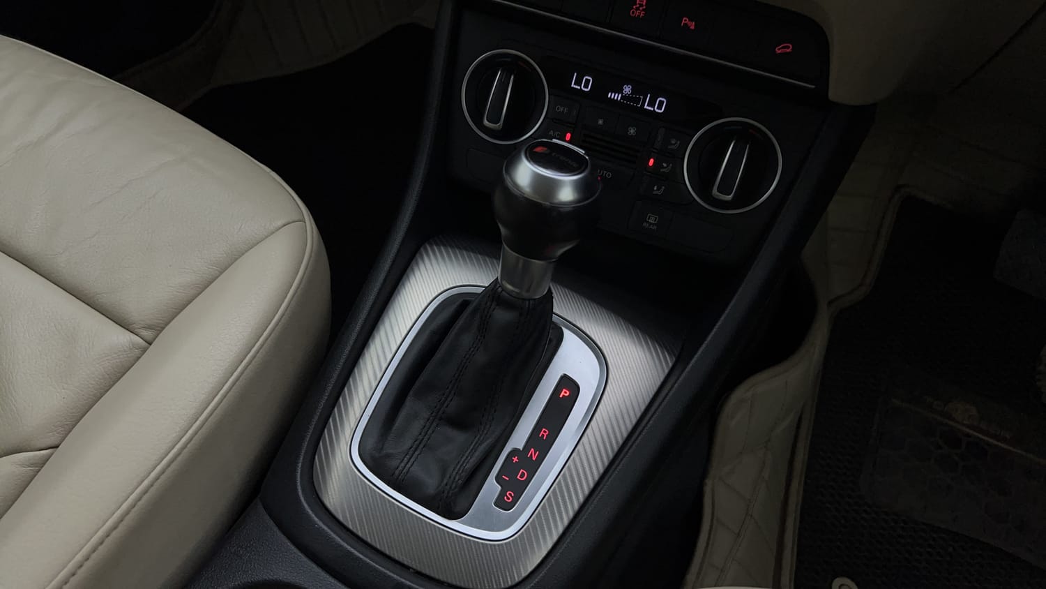 New Audi Q3 interior GEAR  KNOB VIEW