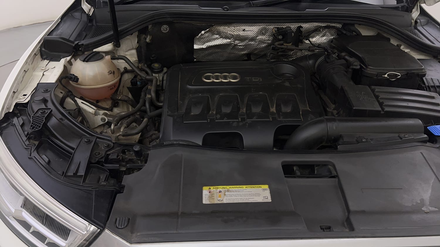 New Audi Q3 engine ENGINE RIGHT SIDE HINGE & APRON VIEW