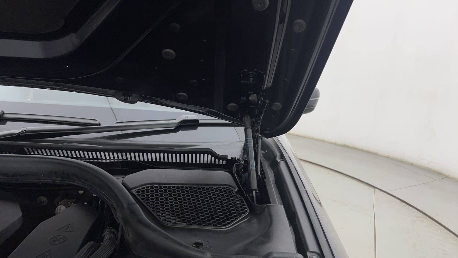 New BMW 5 Series engine ENGINE LEFT SIDE HINGE & APRON VIEW