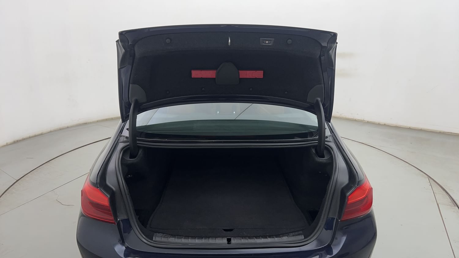 New BMW 5 Series interior DICKY DOOR OPEN VIEW