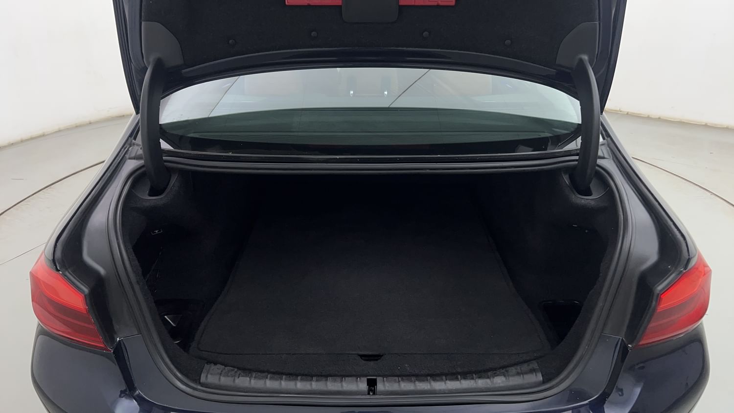 New BMW 5 Series interior DICKY INSIDE VIEW