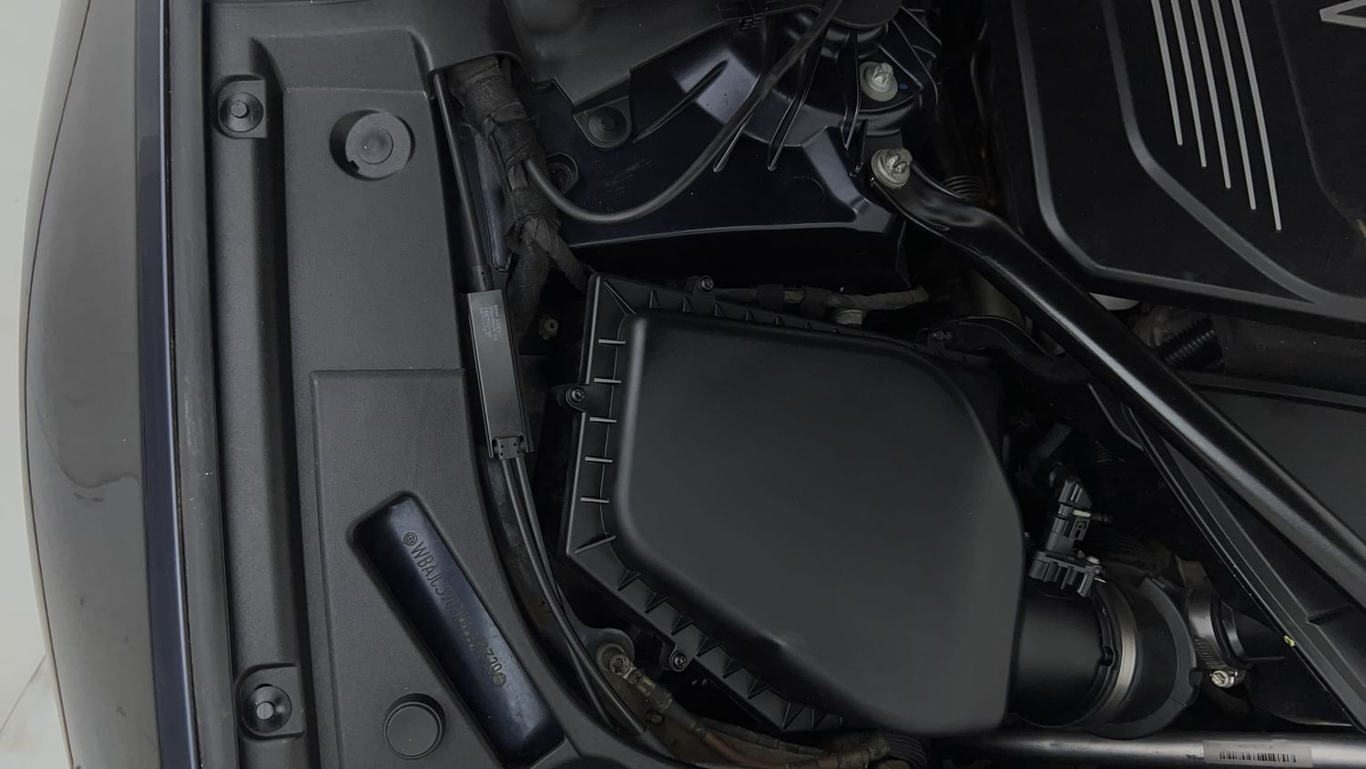 New BMW 5 Series engine ENGINE RIGHT SIDE VIEW