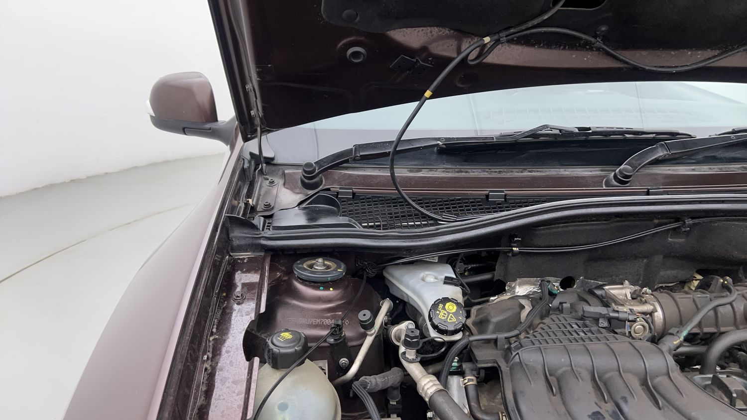 New Renault Duster engine ENGINE RIGHT SIDE HINGE & APRON VIEW