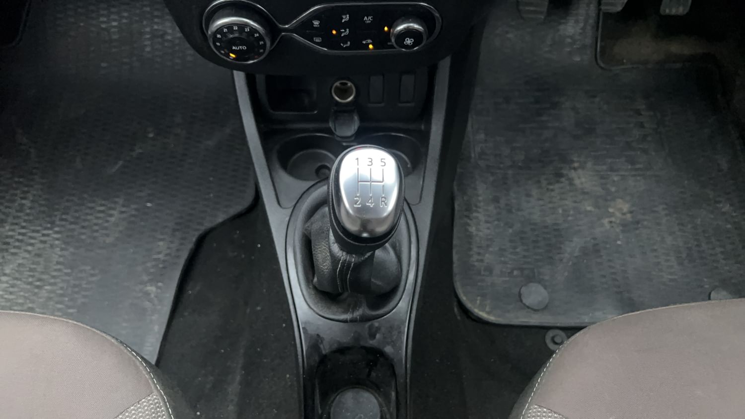 New Renault Duster interior GEAR  KNOB VIEW
