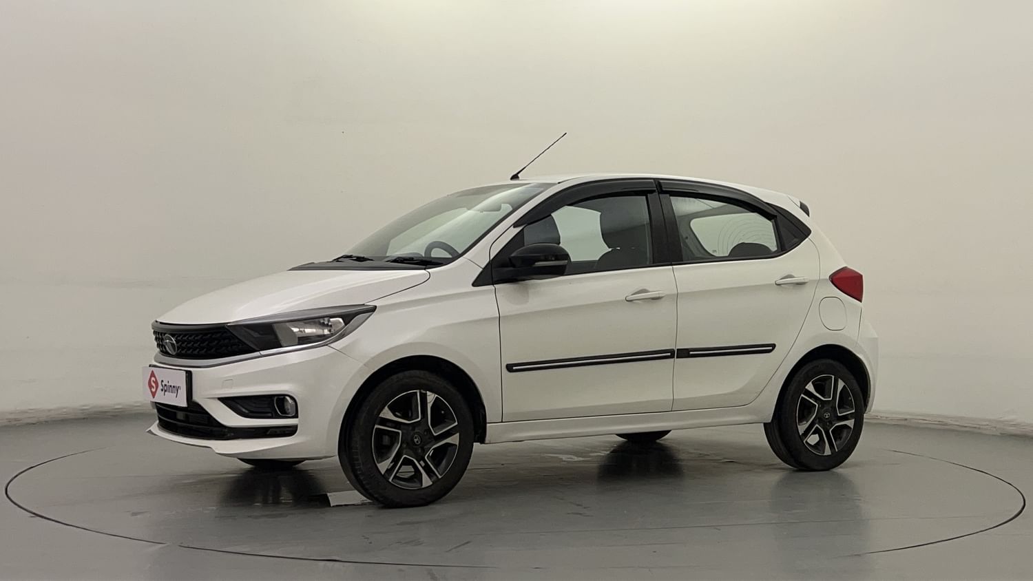 LEFT FRONT CORNER VIEW