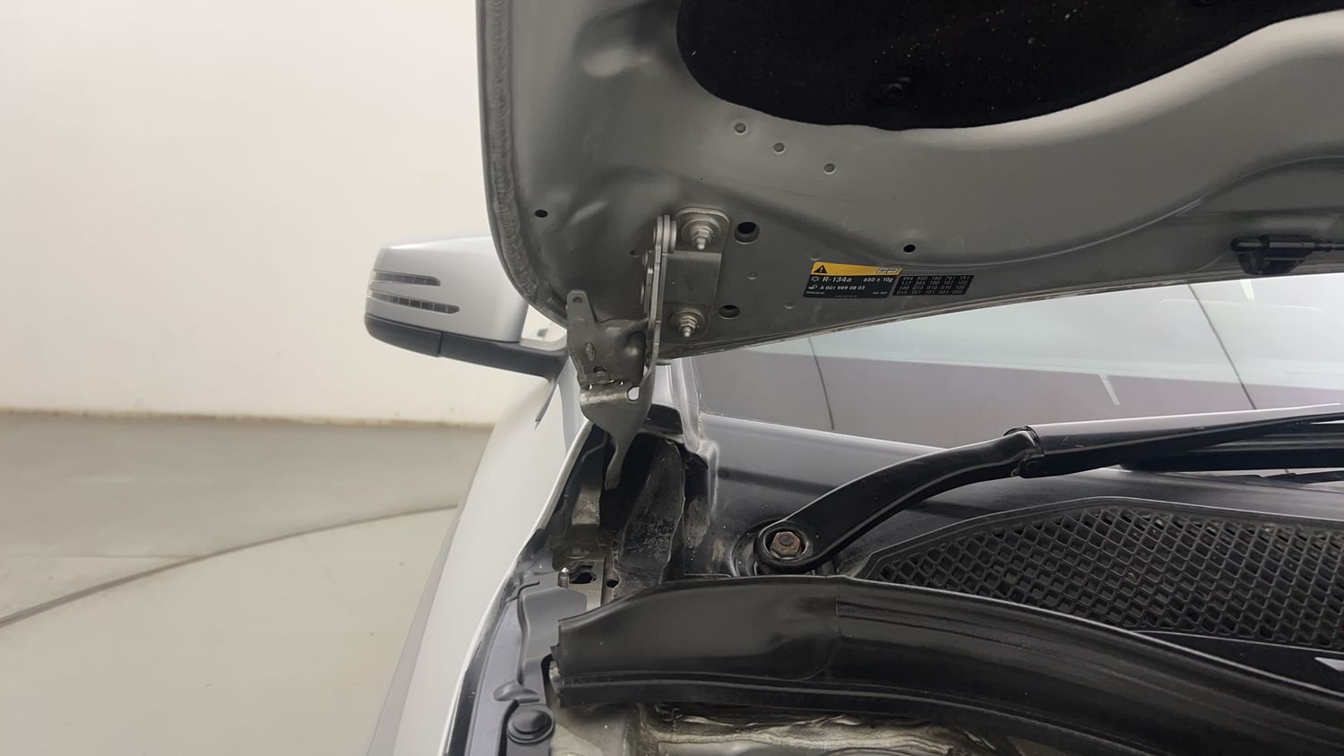 New Mercedes-Benz CLA engine ENGINE RIGHT SIDE HINGE & APRON VIEW