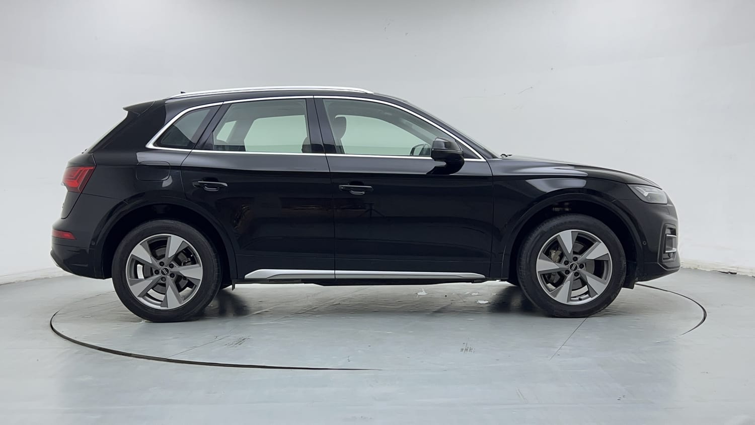 New Audi Q5 exterior RIGHT SIDE VIEW