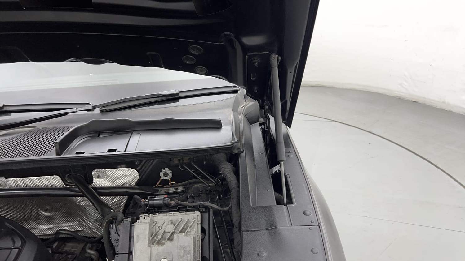 New Audi Q5 engine ENGINE LEFT SIDE HINGE & APRON VIEW