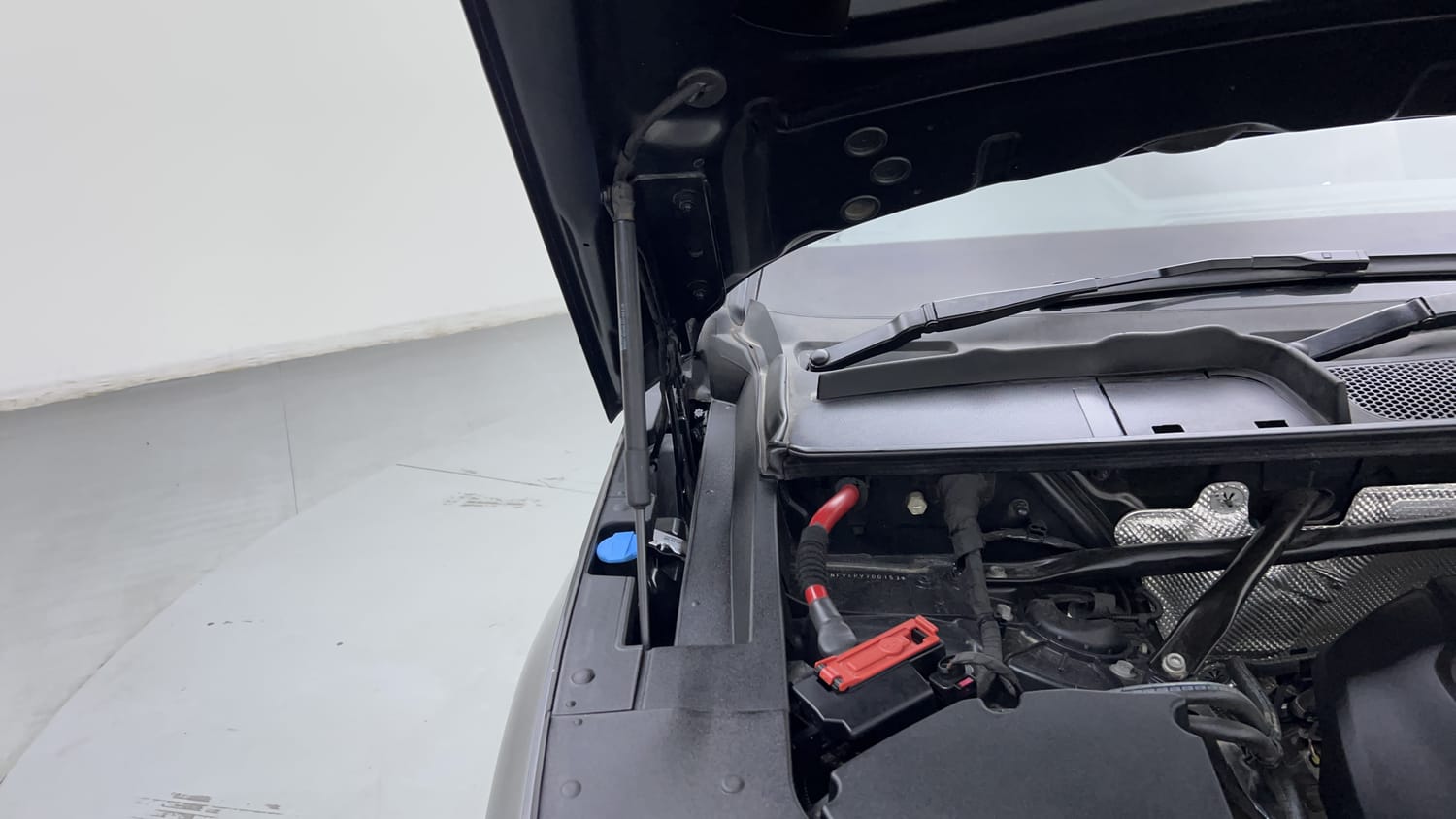 New Audi Q5 engine ENGINE RIGHT SIDE HINGE & APRON VIEW