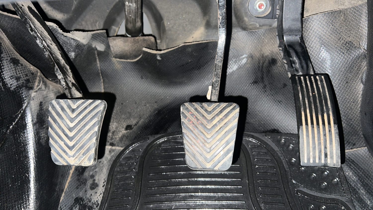 New Hyundai Elite i20 interior PEDALS VIEW