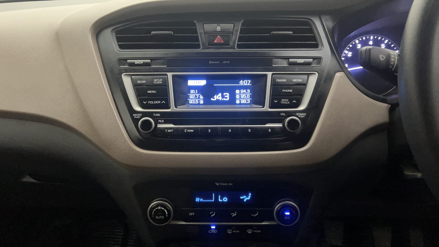 New Hyundai Elite i20 interior MUSIC SYSTEM & AC CONTROL VIEW