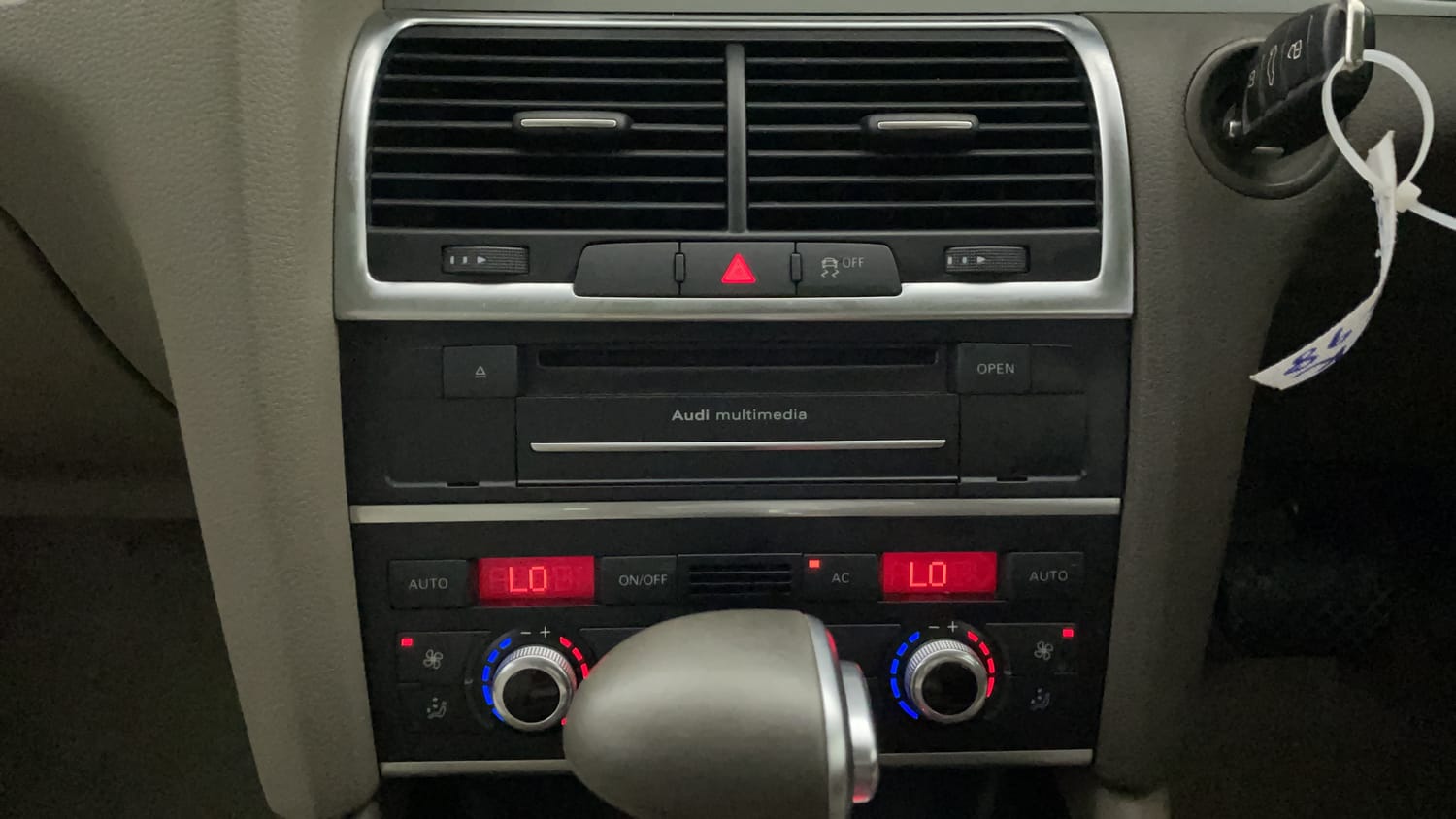 New Audi Q7 interior MUSIC SYSTEM & AC CONTROL VIEW