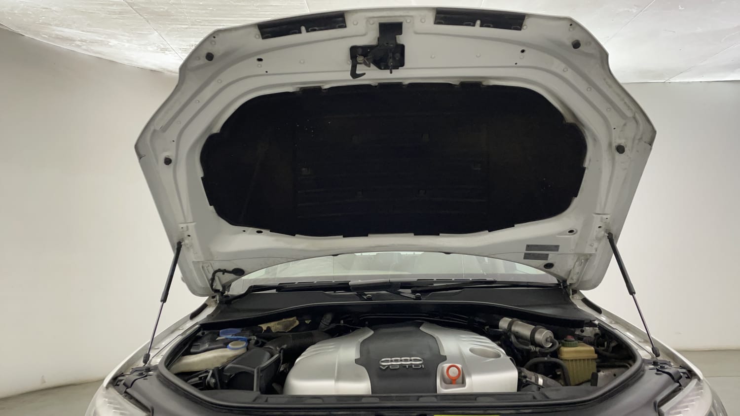 New Audi Q7 engine ENGINE & BONNET OPEN FRONT VIEW