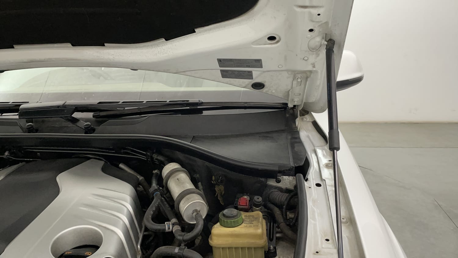 New Audi Q7 engine ENGINE LEFT SIDE HINGE & APRON VIEW