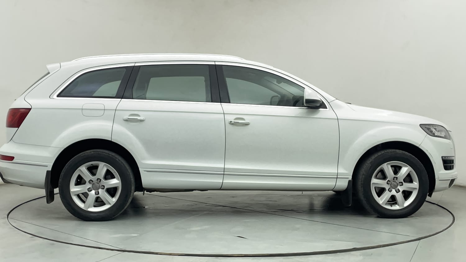 New Audi Q7 exterior RIGHT SIDE VIEW