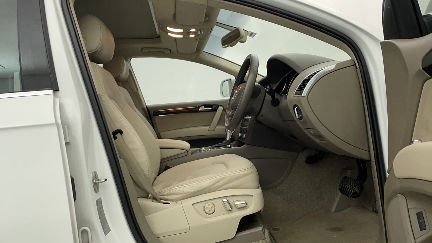 New Audi Q7 interior RIGHT SIDE FRONT DOOR CABIN VIEW