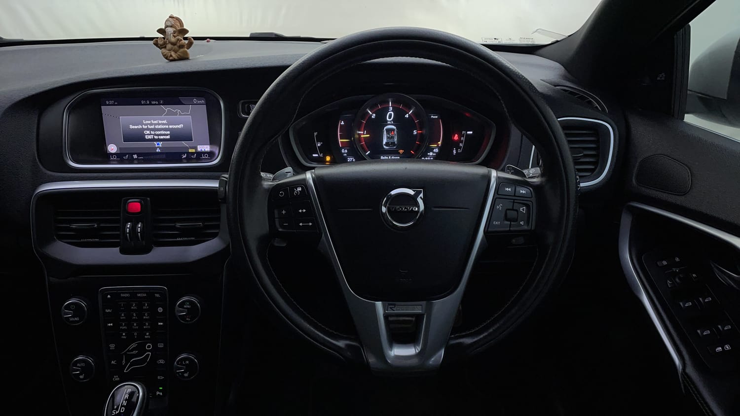 New Volvo V40 interior STEERING VIEW