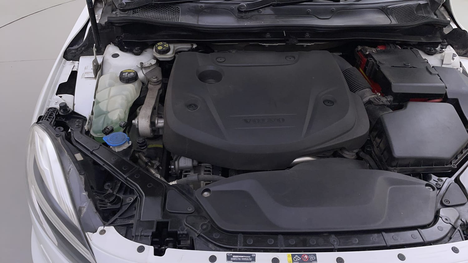 New Volvo V40 engine ENGINE RIGHT SIDE VIEW