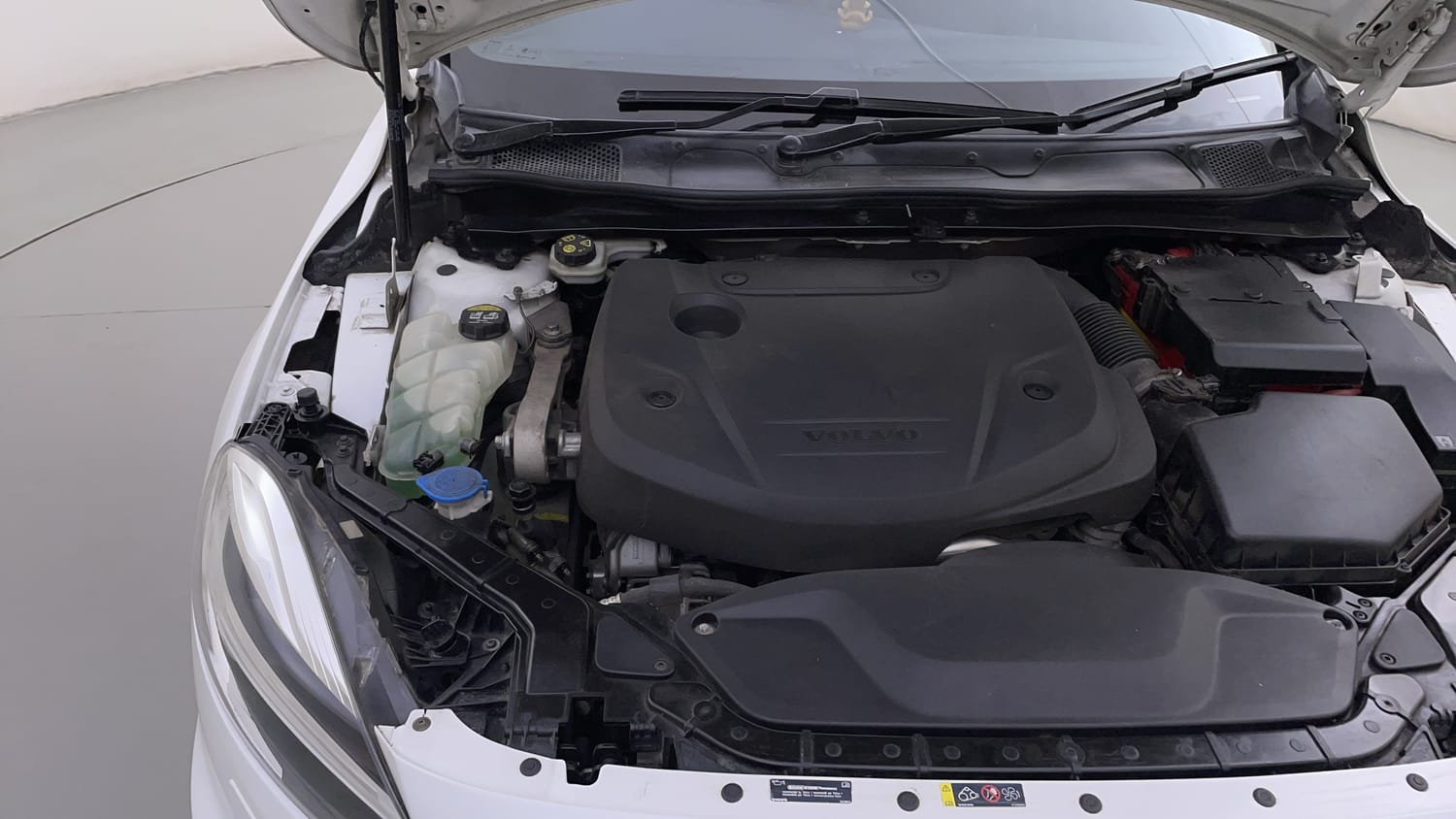 New Volvo V40 engine ENGINE RIGHT SIDE HINGE & APRON VIEW