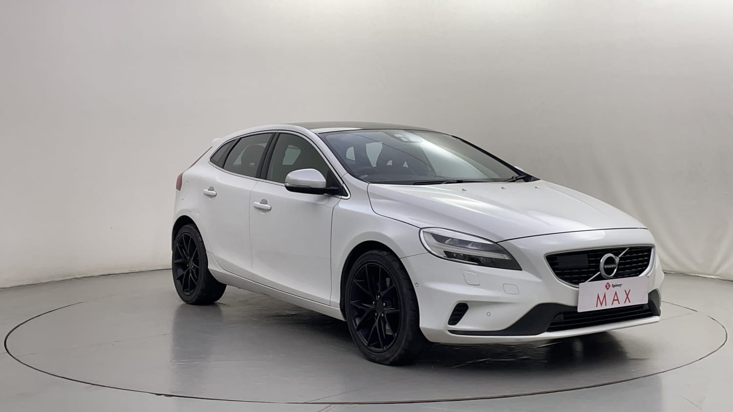 New Volvo V40 exterior RIGHT FRONT CORNER VIEW