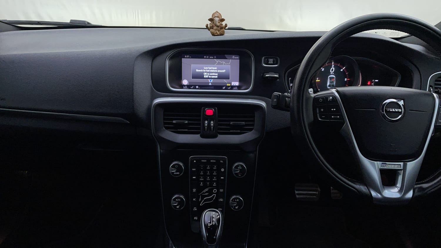 New Volvo V40 interior MUSIC SYSTEM & AC CONTROL VIEW