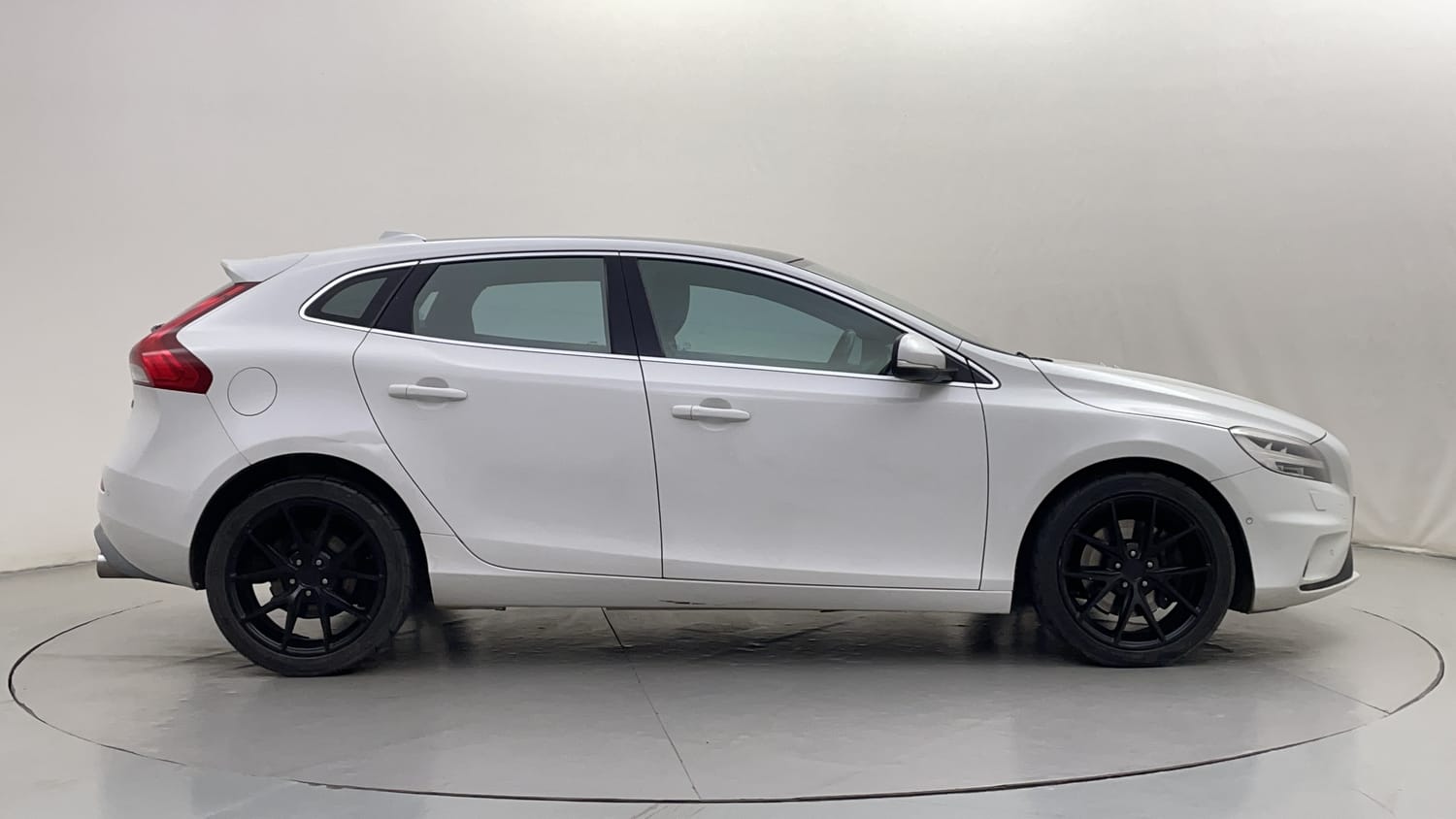 New Volvo V40 exterior RIGHT SIDE VIEW