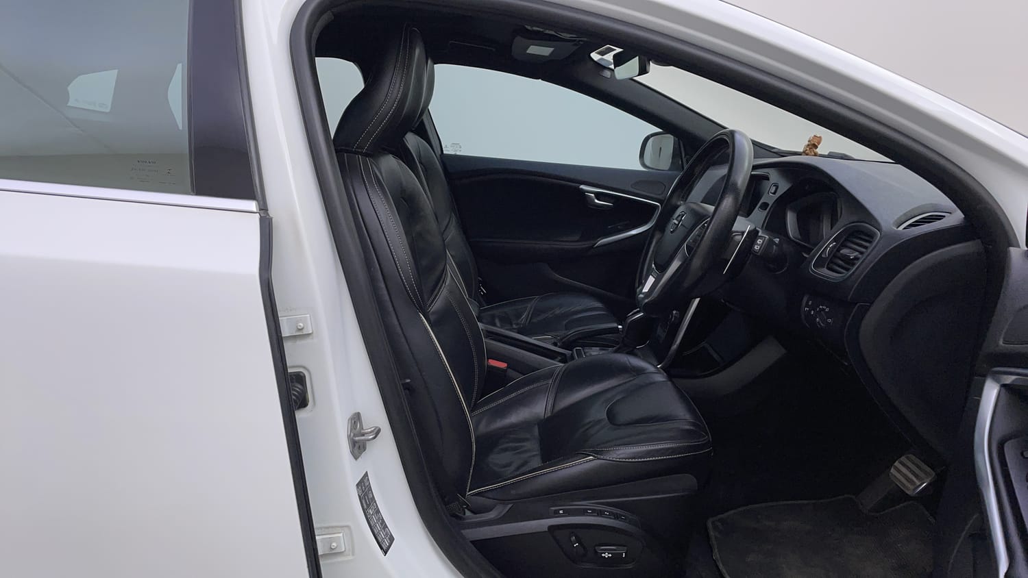 New Volvo V40 interior RIGHT SIDE FRONT DOOR CABIN VIEW