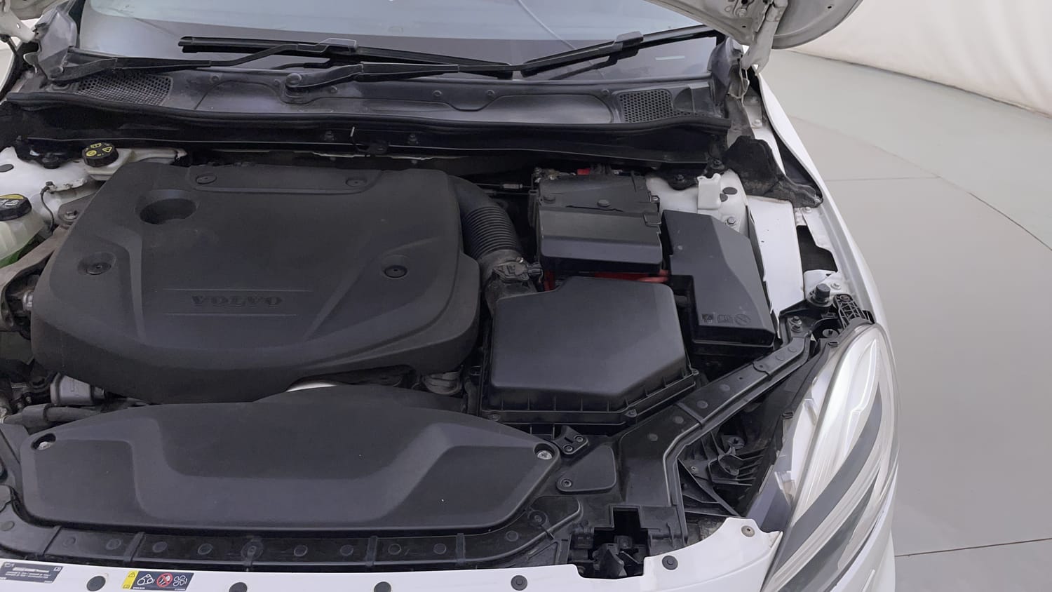 New Volvo V40 engine ENGINE LEFT SIDE HINGE & APRON VIEW