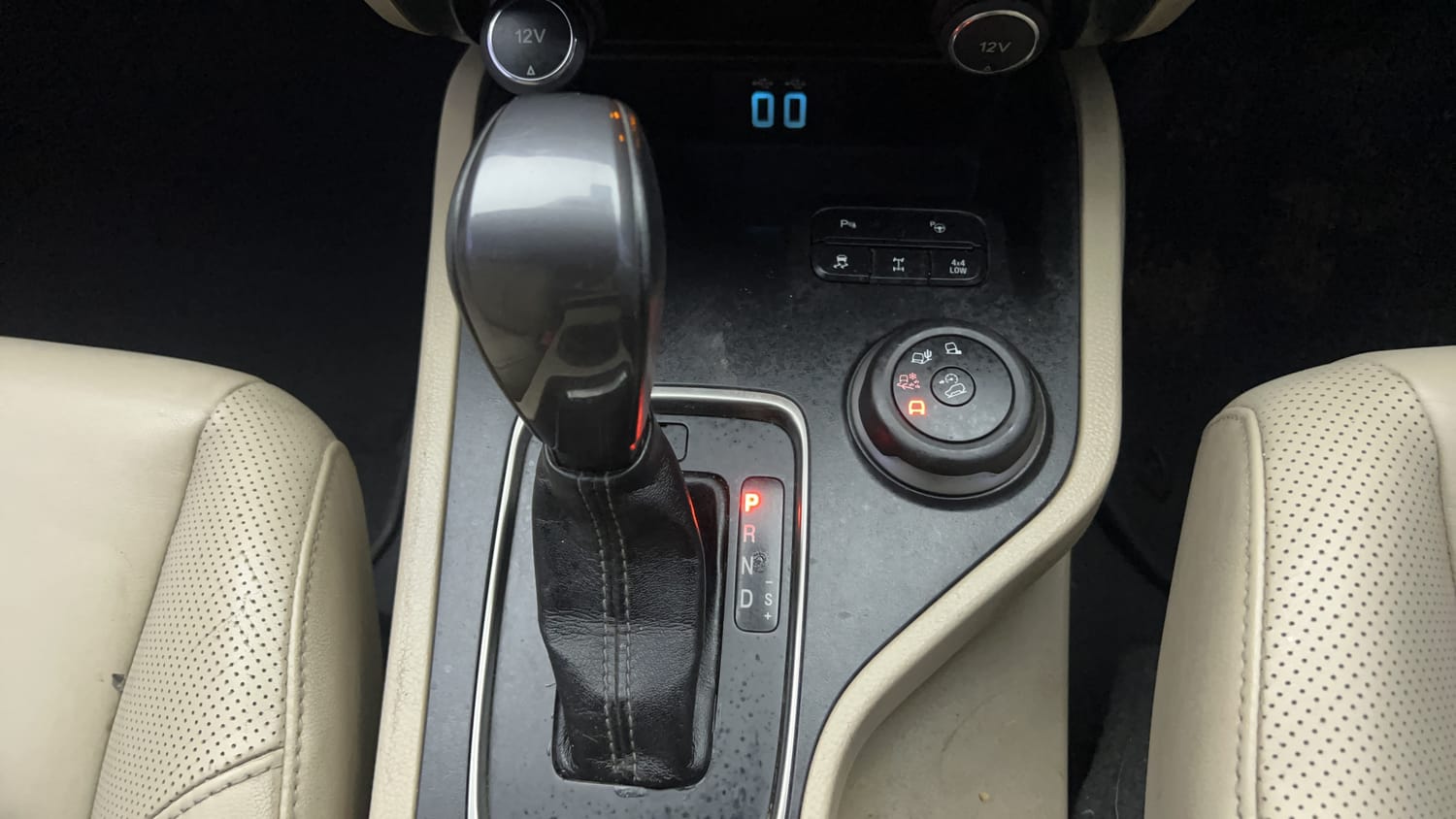 New Ford Endeavour interior GEAR  KNOB VIEW