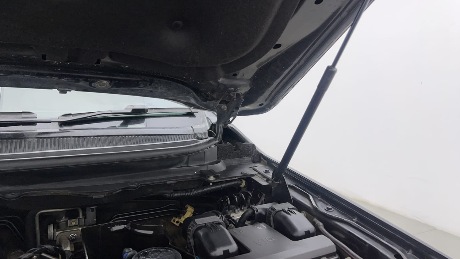 New Ford Endeavour engine ENGINE LEFT SIDE HINGE & APRON VIEW