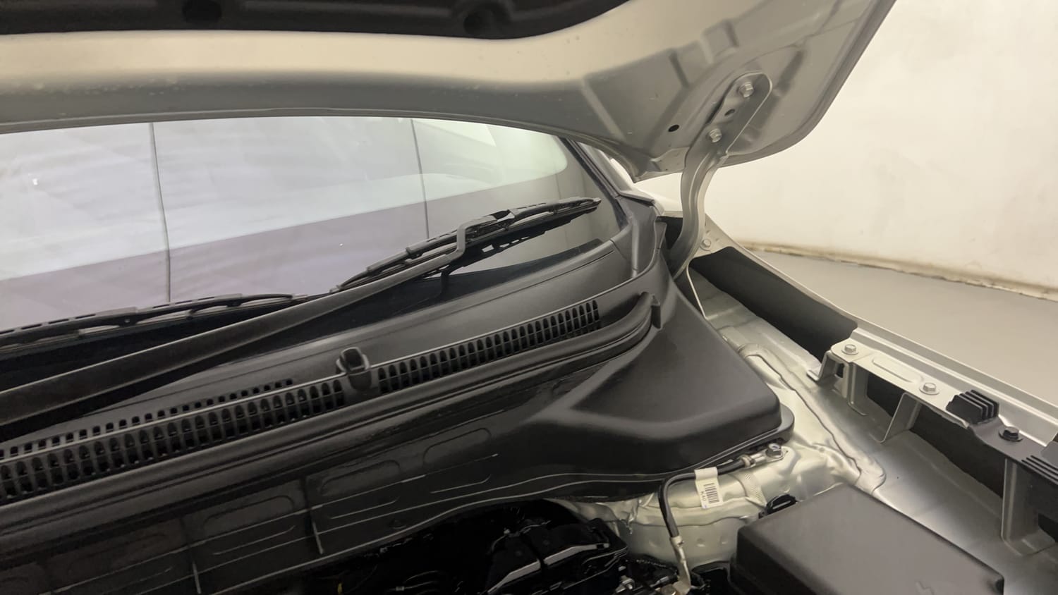 New Kia Carens Clavis engine ENGINE LEFT SIDE HINGE & APRON VIEW