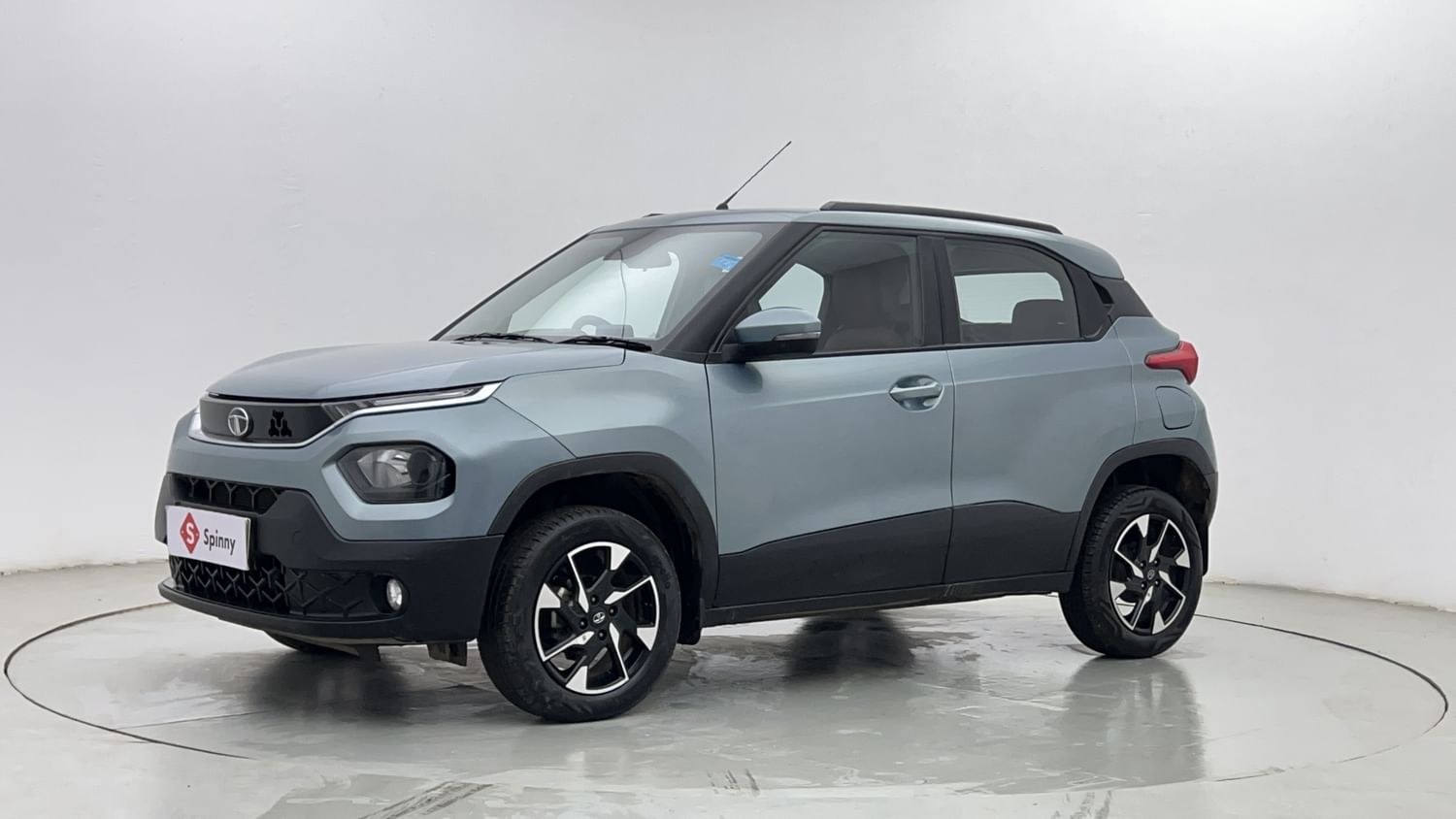 LEFT FRONT CORNER VIEW