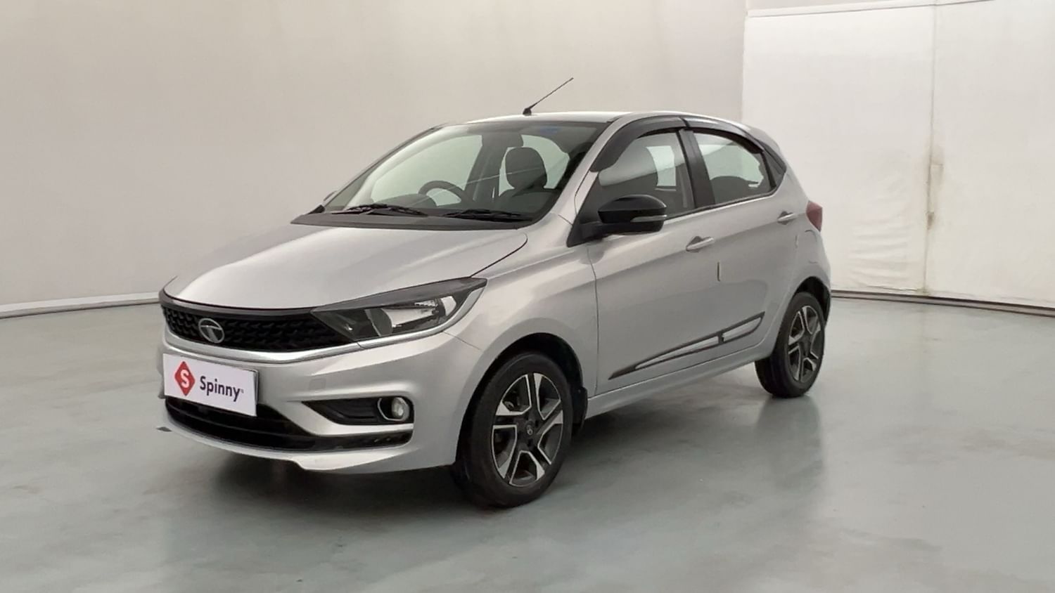 LEFT FRONT CORNER VIEW