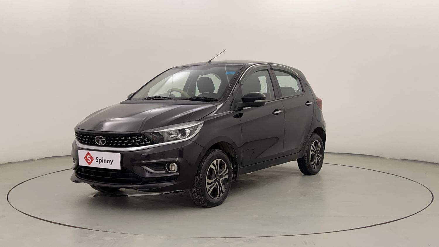 LEFT FRONT CORNER VIEW