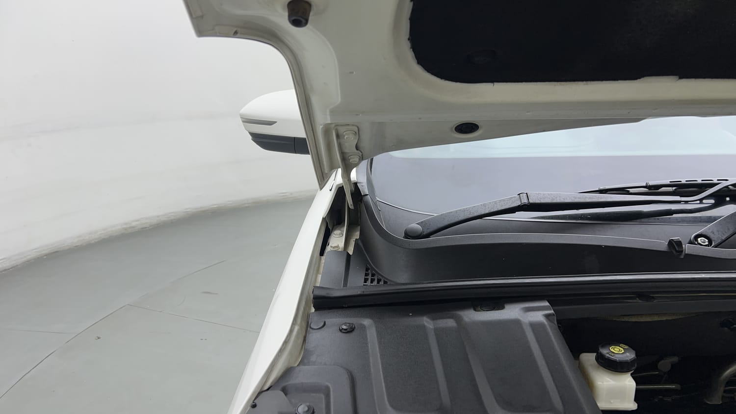 New MG Motors Hector Plus engine ENGINE RIGHT SIDE HINGE & APRON VIEW