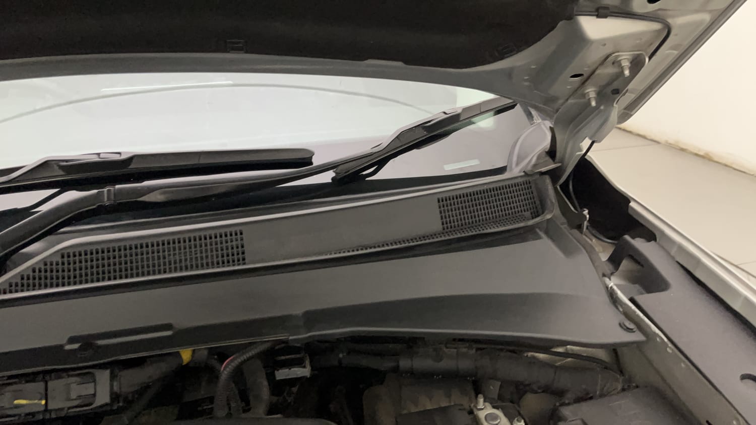 New Jeep Meridian engine ENGINE LEFT SIDE HINGE & APRON VIEW