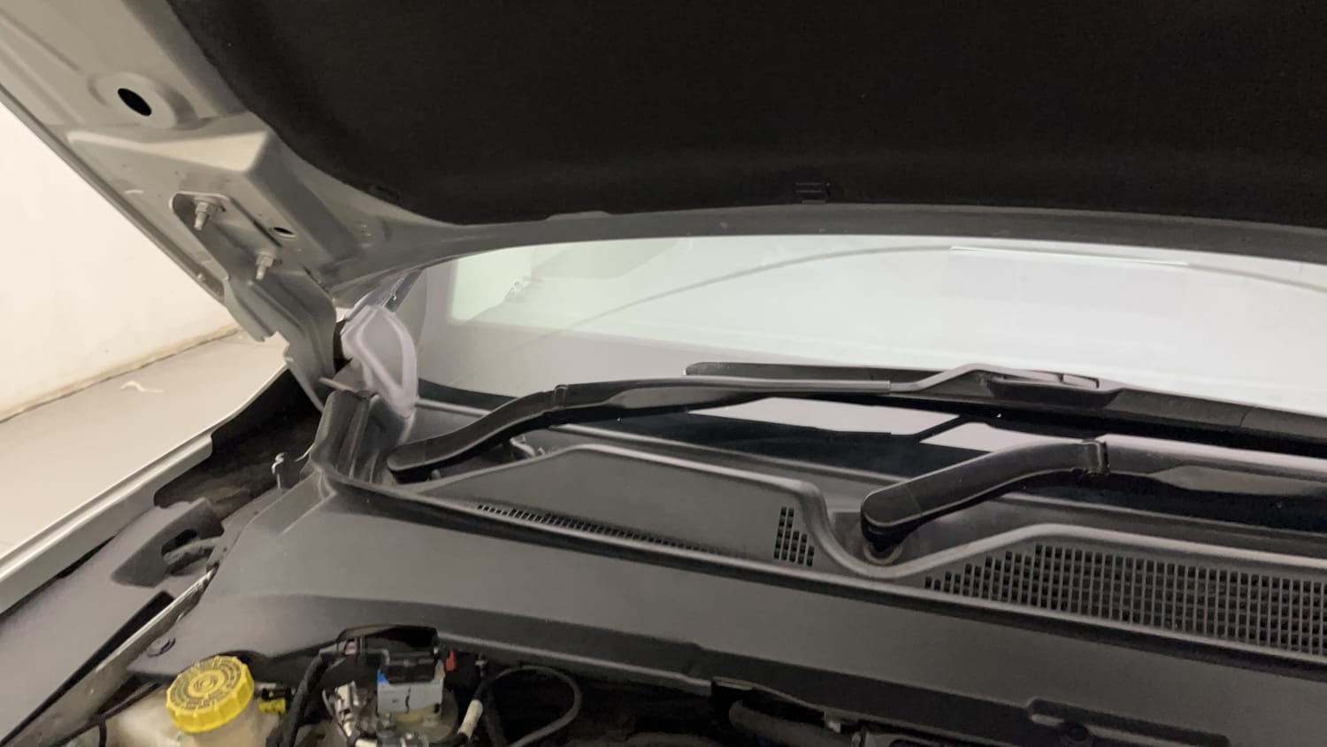 New Jeep Meridian engine ENGINE RIGHT SIDE HINGE & APRON VIEW