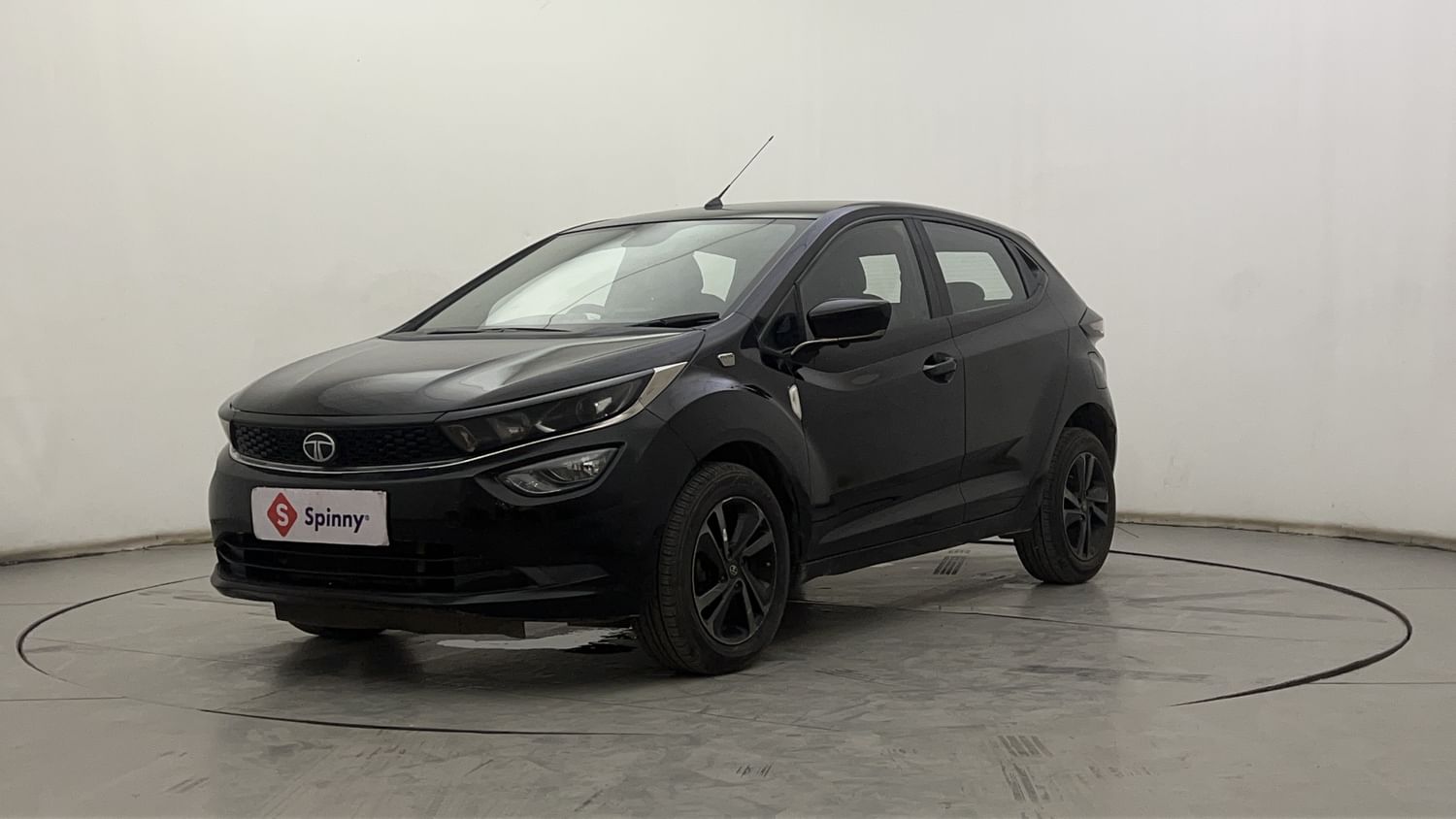 LEFT FRONT CORNER VIEW