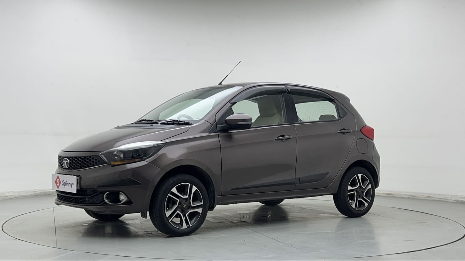 LEFT FRONT CORNER VIEW