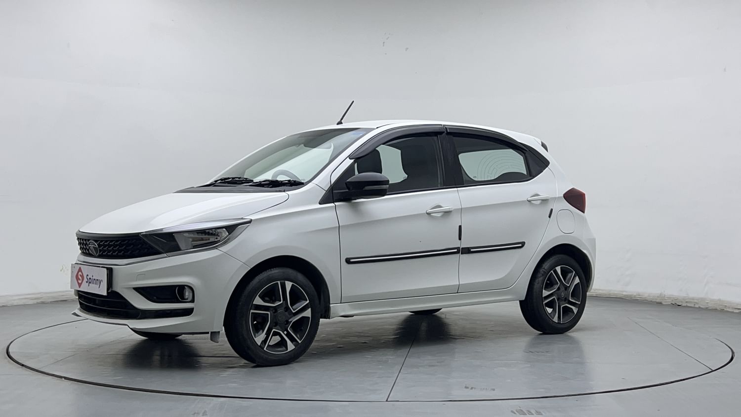 LEFT FRONT CORNER VIEW