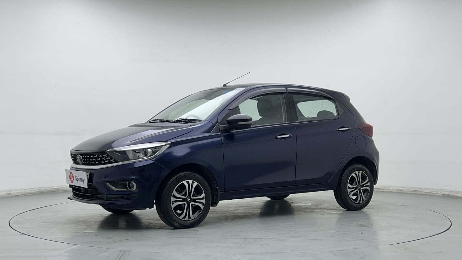 LEFT FRONT CORNER VIEW