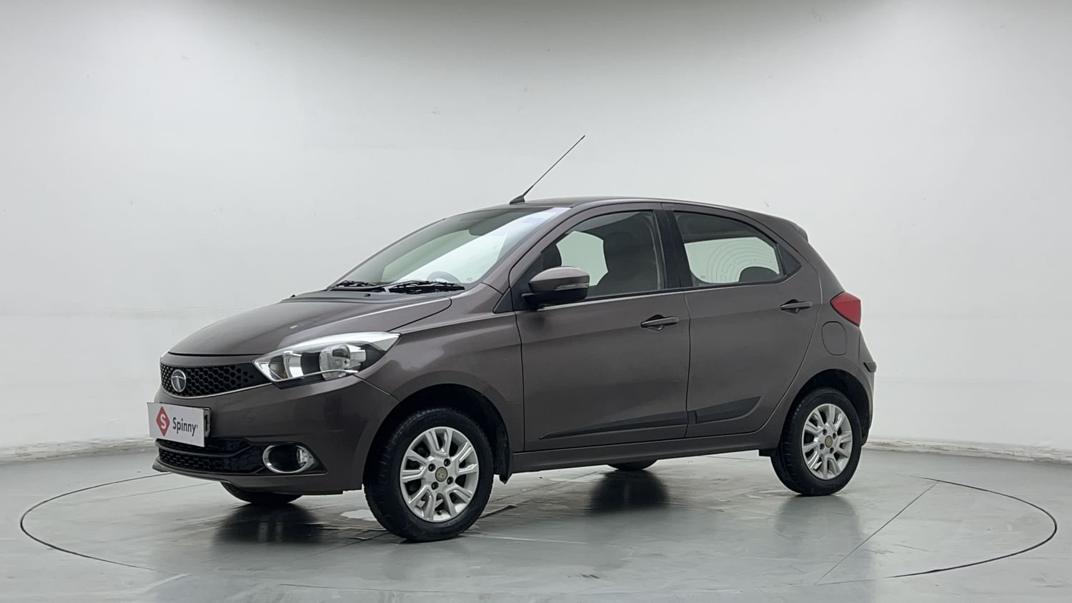 LEFT FRONT CORNER VIEW