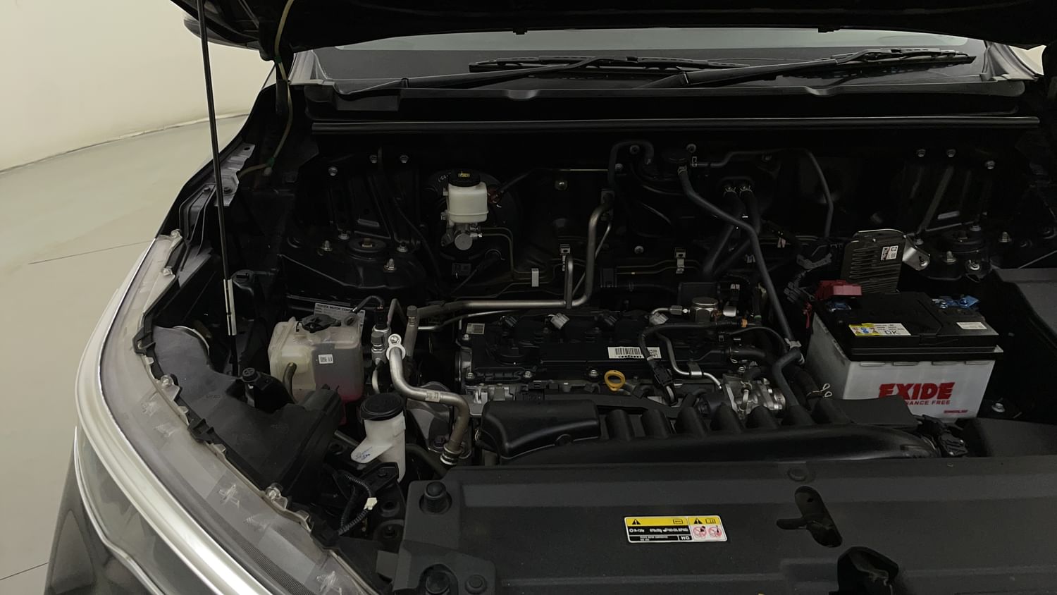 New Toyota Innova Hycross engine ENGINE RIGHT SIDE HINGE & APRON VIEW