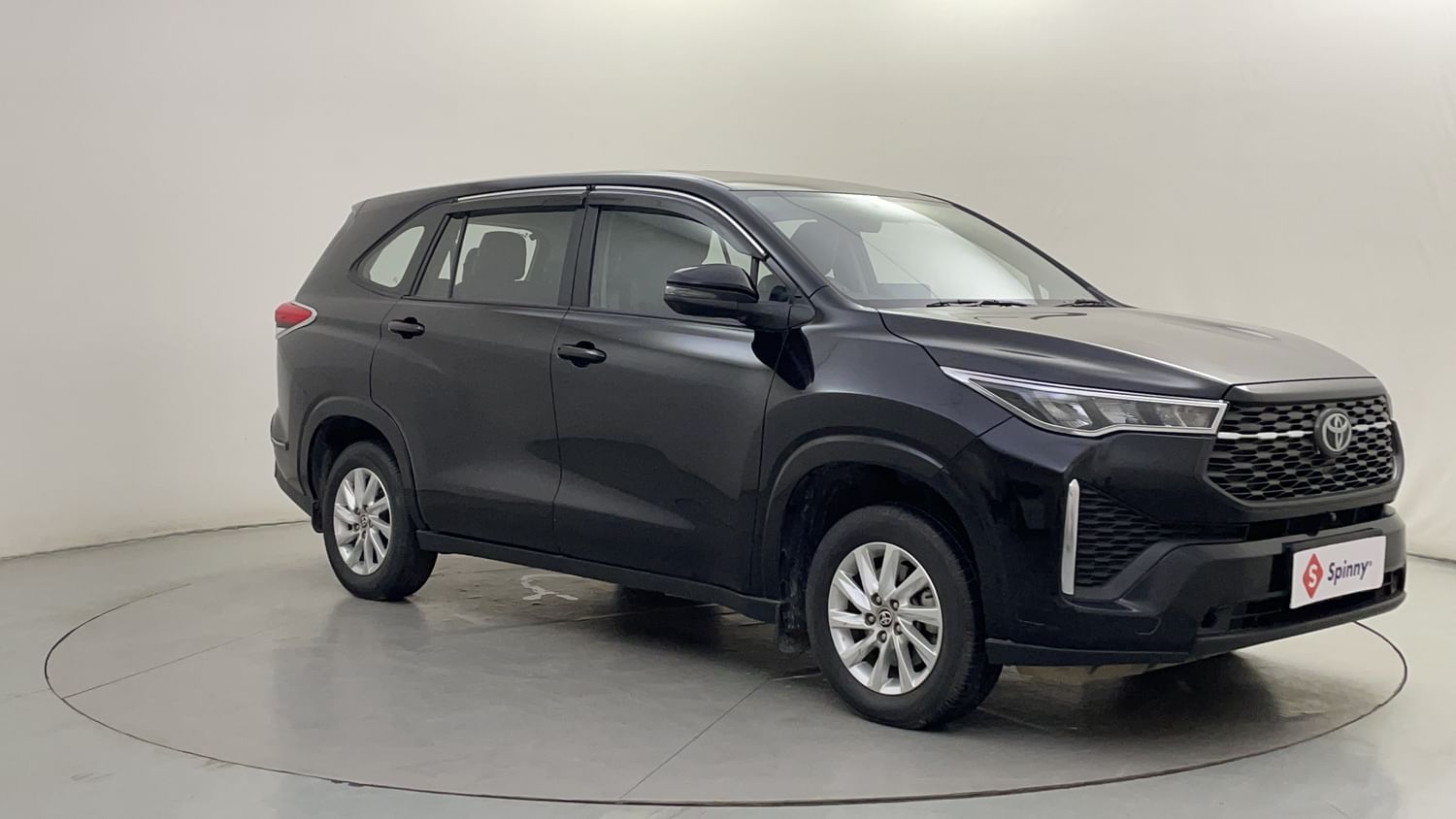 New Toyota Innova Hycross exterior RIGHT FRONT CORNER VIEW