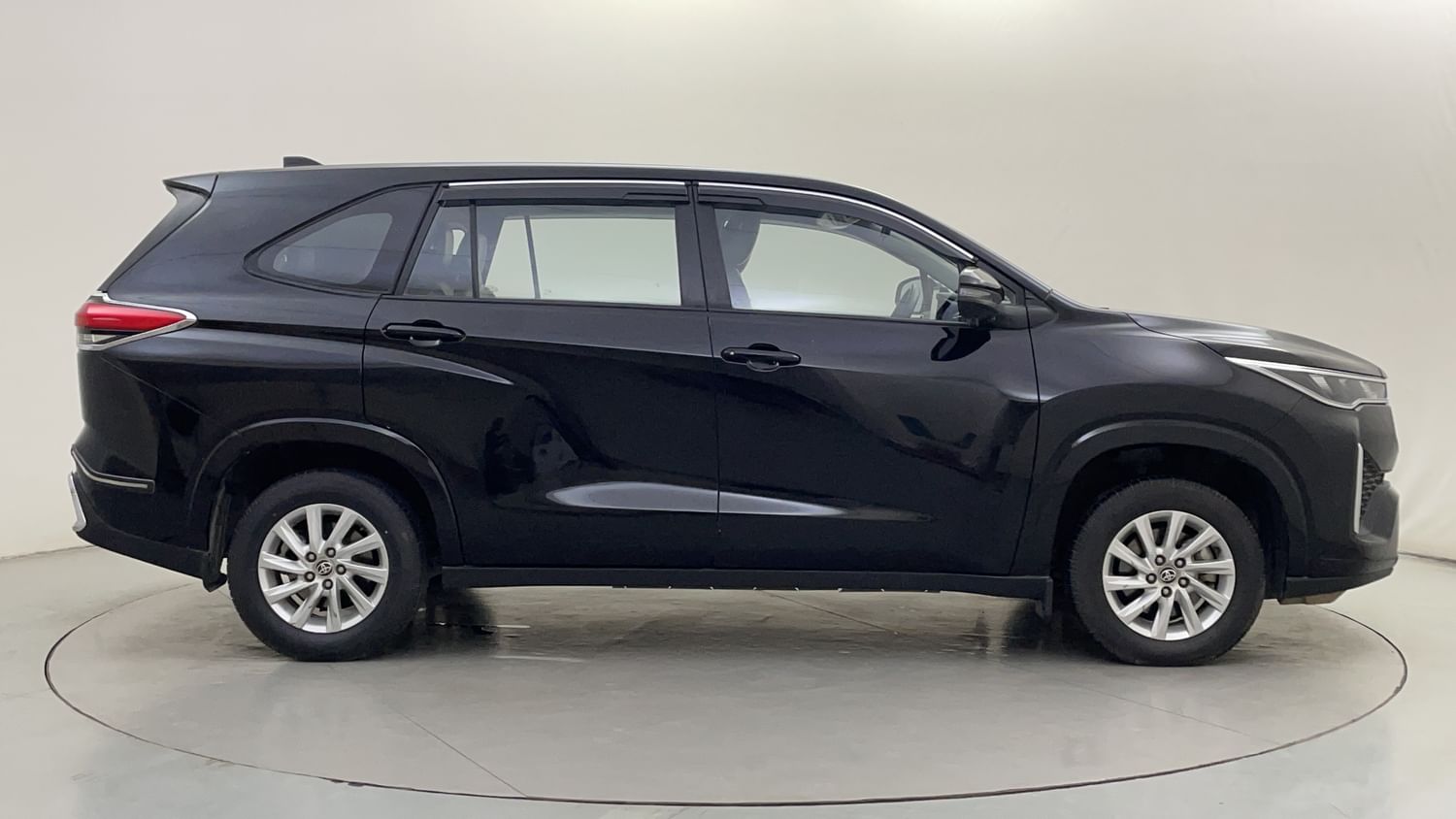 New Toyota Innova Hycross exterior RIGHT SIDE VIEW