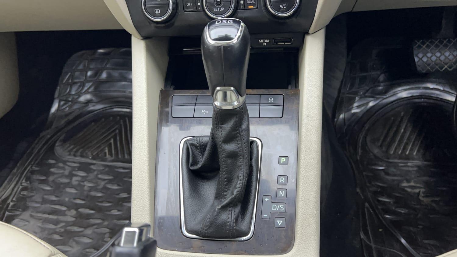 New Skoda Octavia interior GEAR  KNOB VIEW