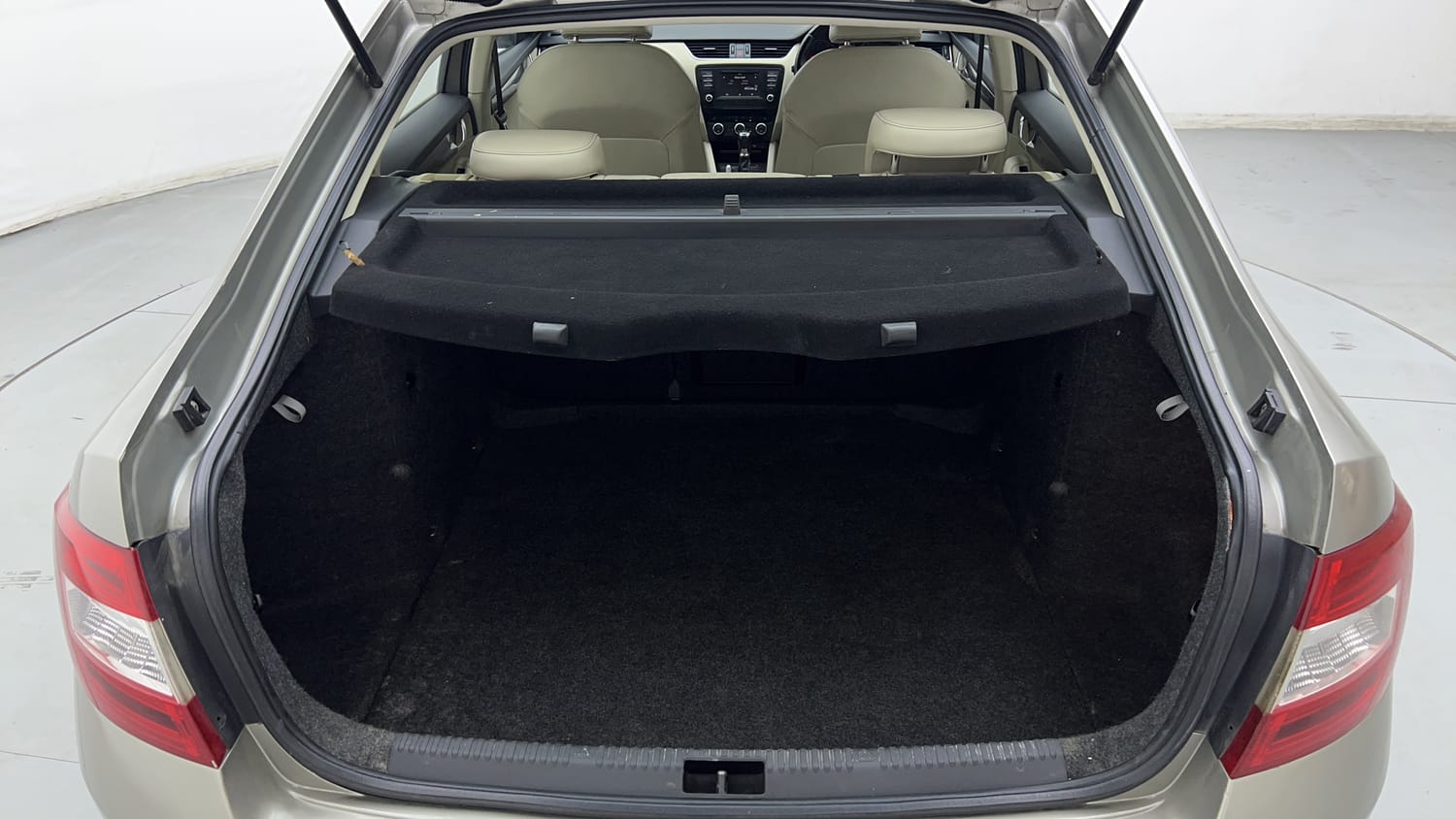 New Skoda Octavia interior DICKY INSIDE VIEW