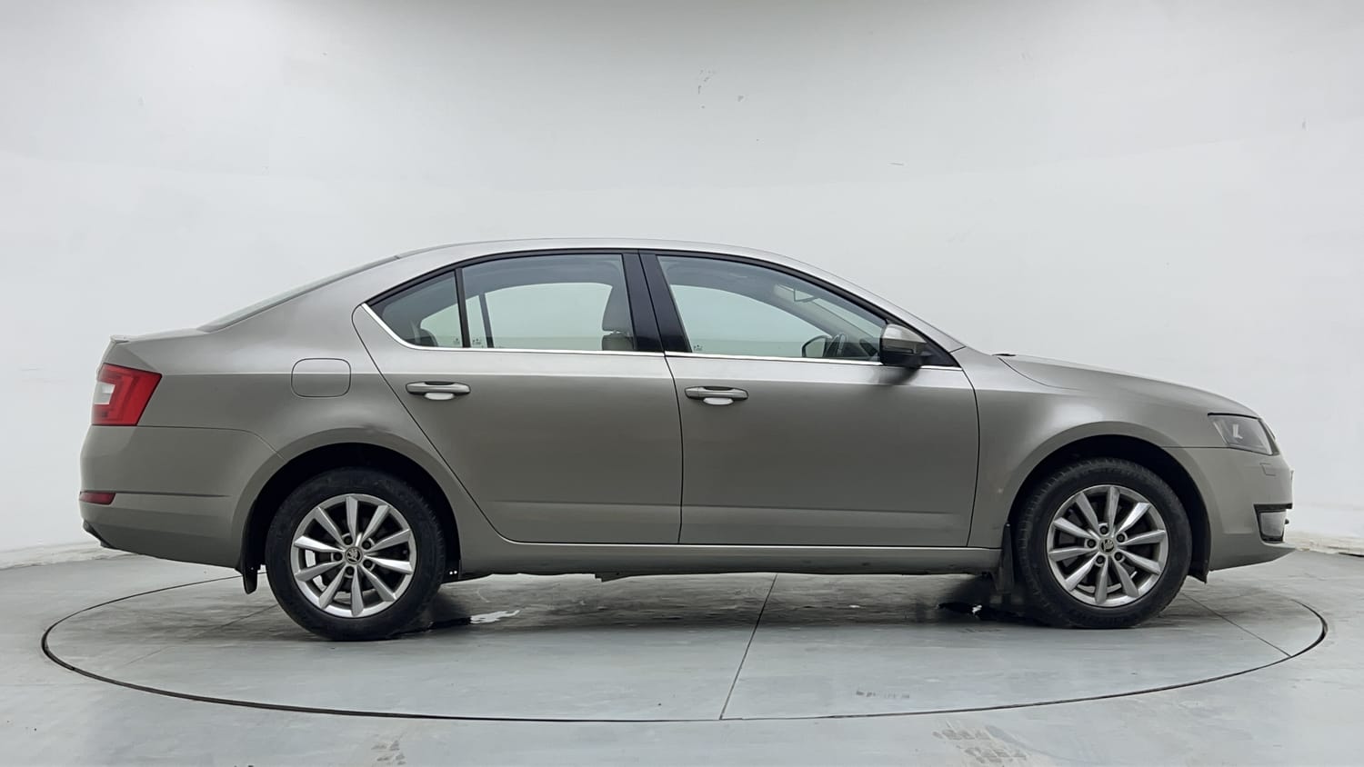 New Skoda Octavia exterior RIGHT SIDE VIEW