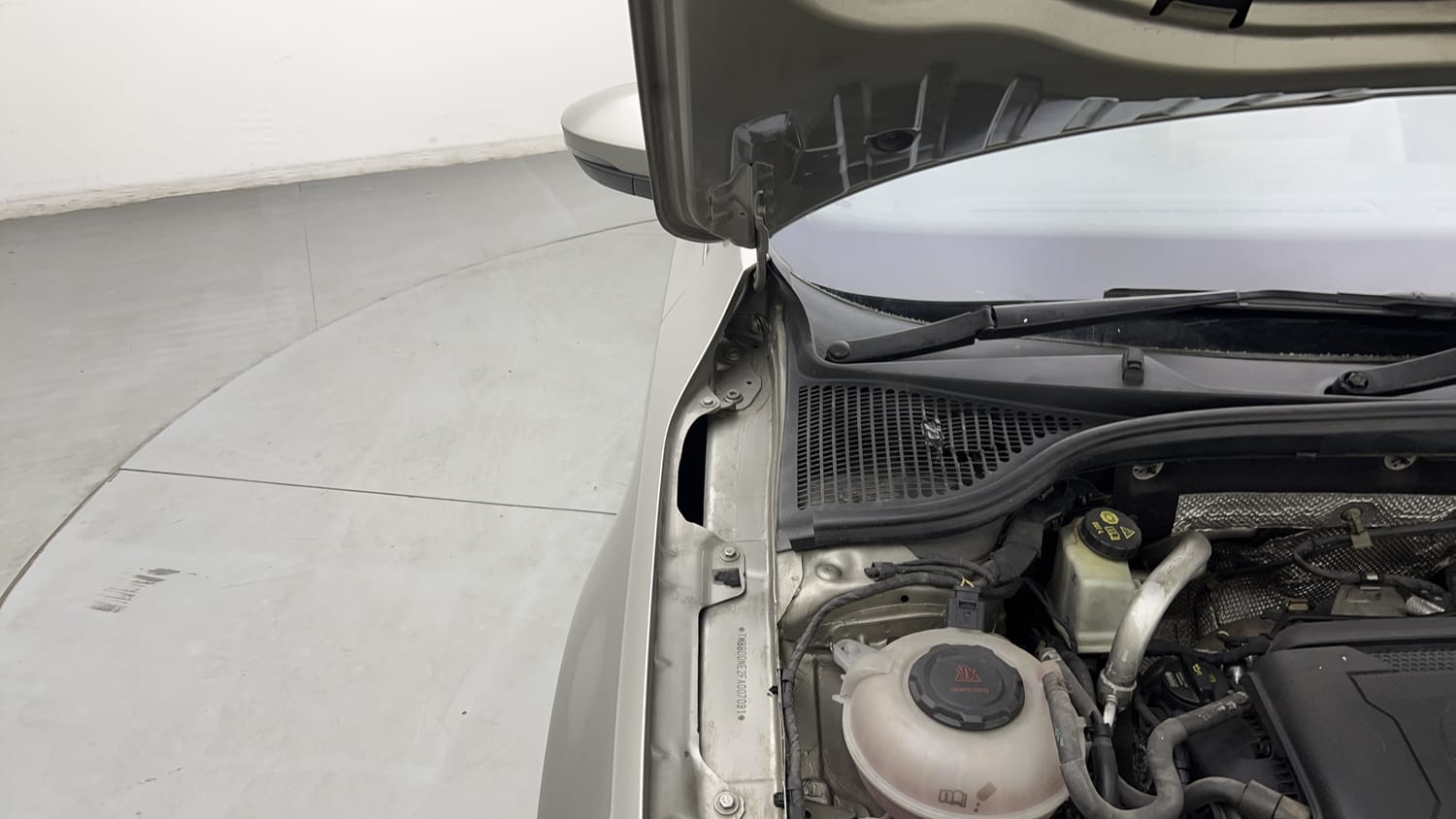 New Skoda Octavia engine ENGINE RIGHT SIDE HINGE & APRON VIEW