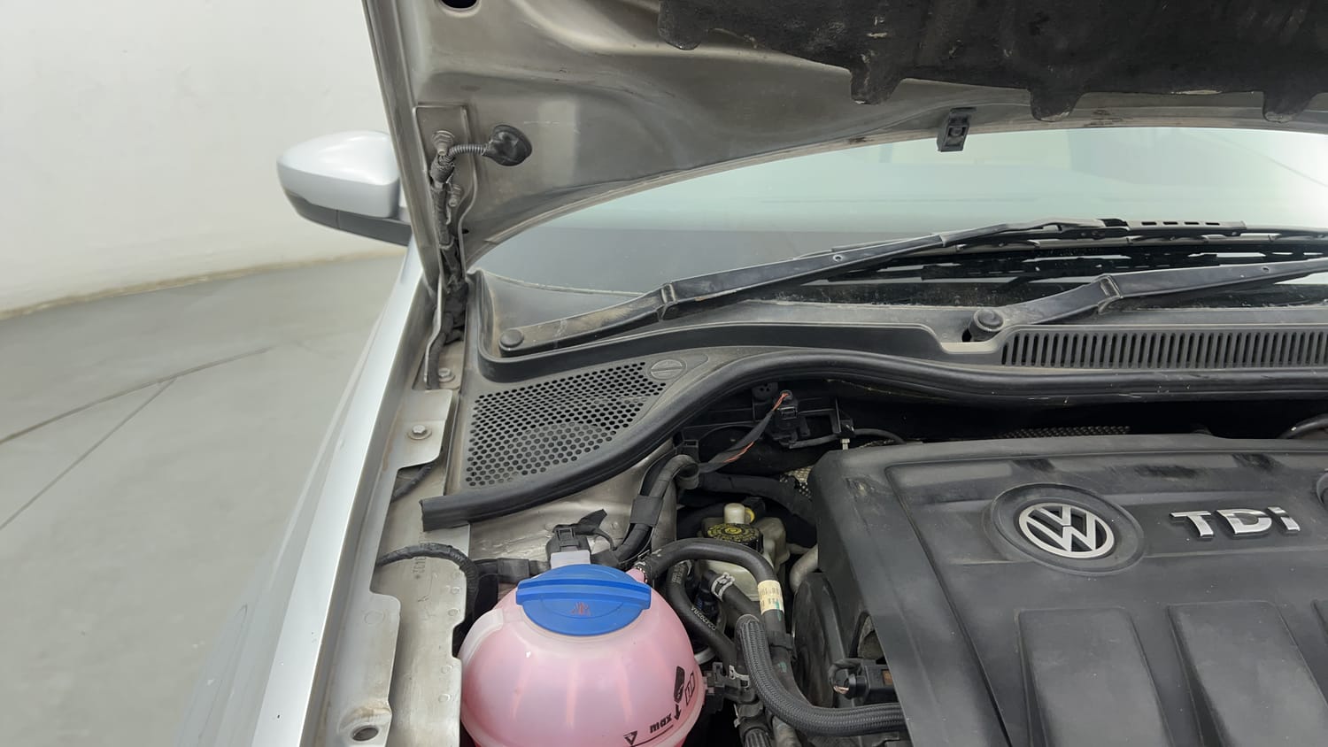 New Volkswagen Vento engine ENGINE RIGHT SIDE HINGE & APRON VIEW